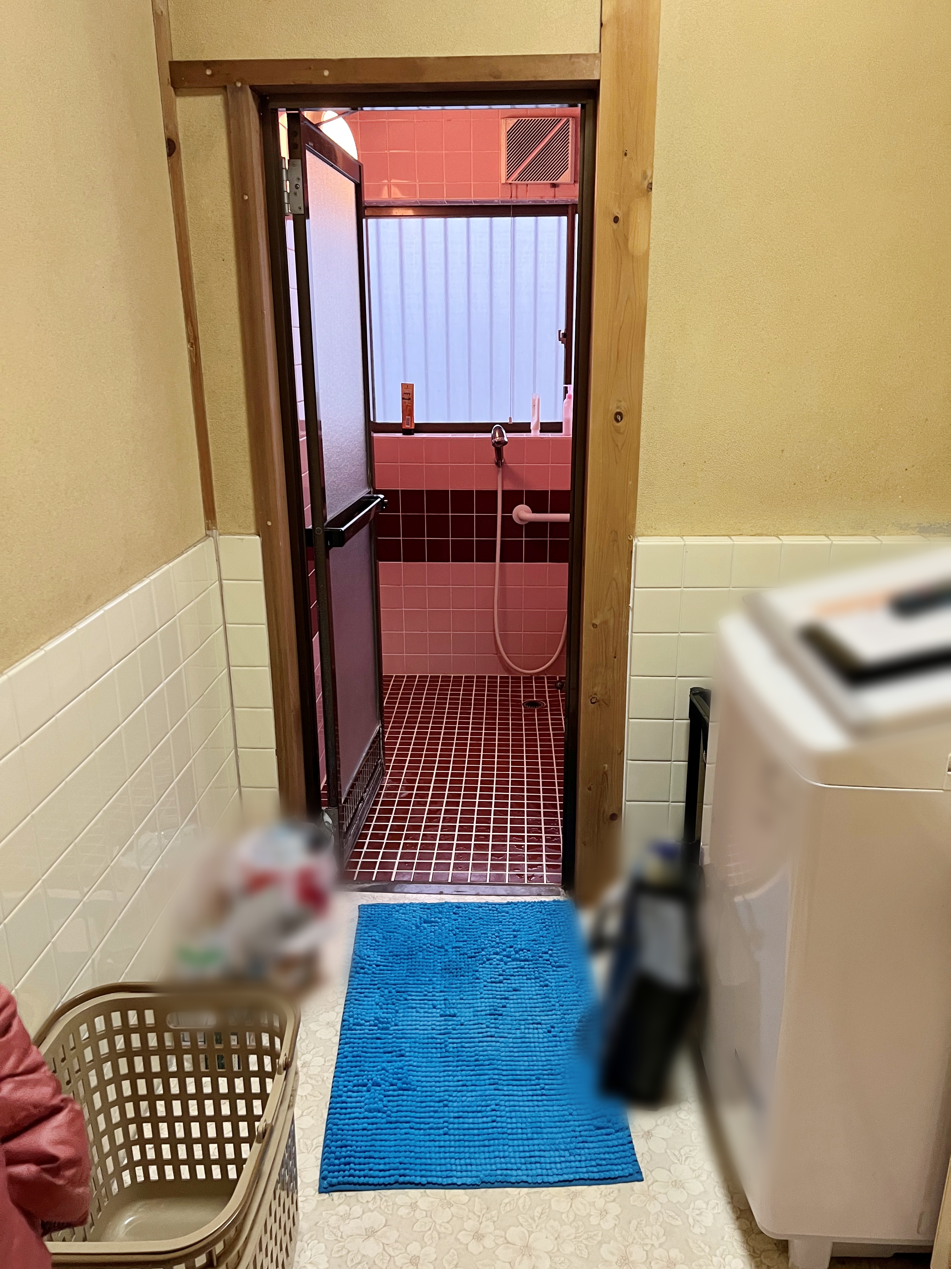 昔ながらの脱衣場から、素敵な空間に生まれ変わりました